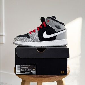 Air Jordan 1 Mid SE | Men’s 6.5/Women’s 8 | Grey/White/Red